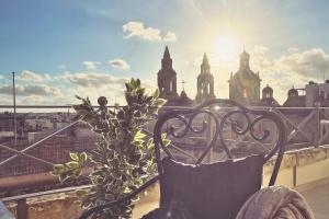 Sliema Cozy Townhouse with Rooftop View, Prime Spot