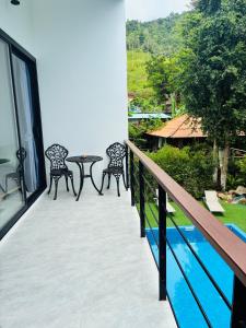 Hillside Haven-Luxury Room