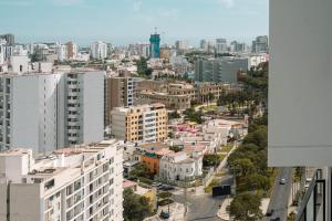 Modern 3BR 2BA Apt Gym and Parking Near Real Plaza, UP and Trendy Cafés