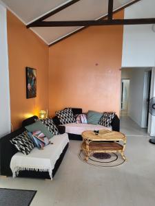 La maison bleue pieds dans leau