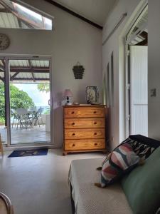 La maison bleue pieds dans leau