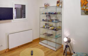Maisons de vacances 4 Bedroom Cozy Home In Aiguillon : photos des chambres