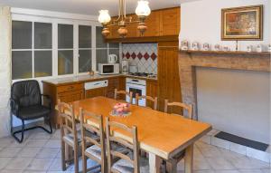 Maisons de vacances 4 Bedroom Cozy Home In Aiguillon : photos des chambres