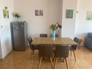 Gorgeous, 1 Bed Apt, Sea Views.