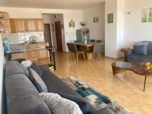 Gorgeous, 1 Bed Apt, Sea Views.