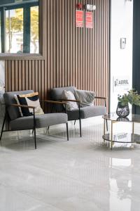 Modern 3BR 2BA Apt Gym and Parking Near Real Plaza, UP and Trendy Cafés