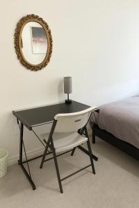 2024 Built Stylish 3BR Cambridge Townhouse with Free Parking, WiFi, Full Kitchen, Laundry, 8 Min Drive to African Lion Safari! Perfect for Family Travel, Group Trips & Work Stays!