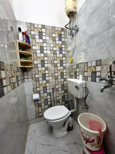 Sleek City Retreat with Kitchen l Near Airport