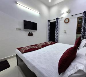 Sleek City Retreat with Kitchen l Near Airport