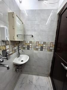 Sleek City Retreat with Kitchen l Near Airport