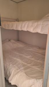 Knus 2-slaapkamer souterrain appartement, direct aan de Middelkerkse zeedijk