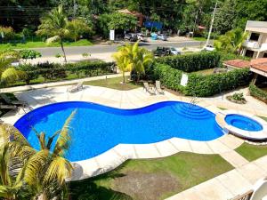 Cozy Condo with Panoramic Hillside Views from Rooftop Terrace and Short Walk to Beach - Prázdninové domy, Coco