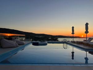 SeaWave Villas, By Hellocrete
