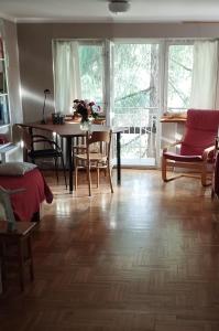 Pokój w domu z ogrodem w Milanówku