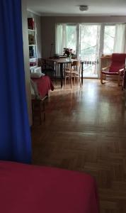 Pokój w domu z ogrodem w Milanówku