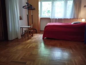 Pokój w domu z ogrodem w Milanówku