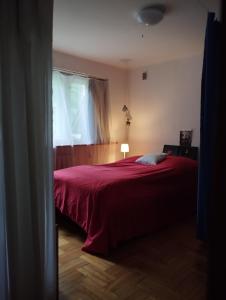 Pokój w domu z ogrodem w Milanówku