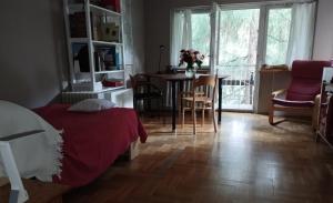 Pokój w domu z ogrodem w Milanówku