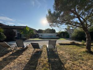 Marais Inn, maison typique avec piscine et jardin arboré, 10 kms Niort