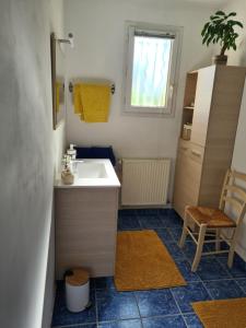 B&B / Chambres d'hotes Chambre a 10 minutes du circuit des 24H du MANS et a 5 minutes sortie Autoroute A11 : Chambre Double avec Salle de Bains Privative