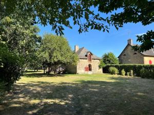 Maisons de vacances Charmant corps de ferme rehabilite en Mayenne : Maison 4 Chambres