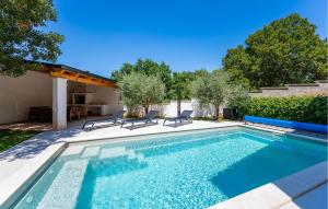 Beautiful Apartment In Beloci With Wifi