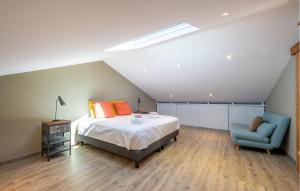 Maisons de vacances Awesome Home In Travaillan : photos des chambres