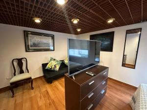 2- Amplio Departamento remodelado en Miraflores