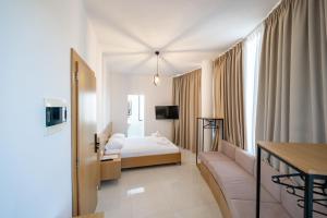 Deluxe Double Room with Balcony room in Besimi Apartment