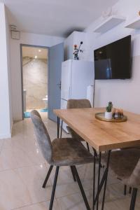Appartements Charment 2 Pieces tout equipe Proche Centre Ville : photos des chambres