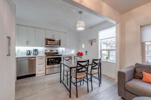The Bloor Spadina Getaway With 3-Bedroom and Private Patio