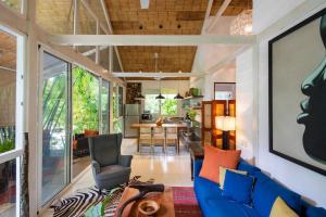 Art Bungalow Walking distance to the beach