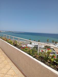 Appartement 2 chbres Piscine Renove Veranda Gde Terasse Vue panoramique Au bord de mer Sur corniche de Tanger A proximité de la plage