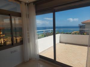 Appartement 2 chbres Piscine Renove Veranda Gde Terasse Vue panoramique Au bord de mer Sur corniche de Tanger A proximité de la plage