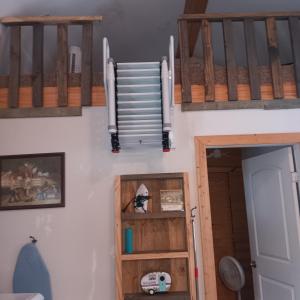 1 private bedroom and 2 loft Cabin in the Country Woods