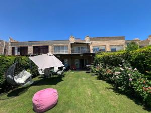 Spacious Lagoon-View gateway