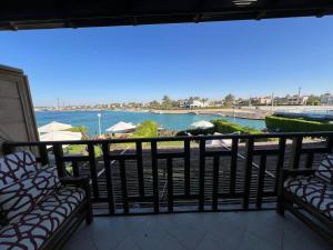 Spacious Lagoon-View gateway