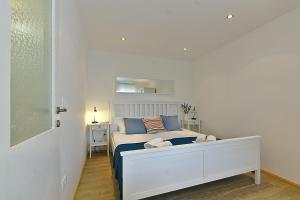 Apartments with parking space Novi Vinodolski - 24716