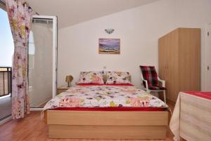 Apartments with parking space Makarska - 24785