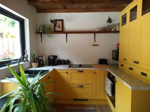 Cosy Coastal Escape with Seaview Terrace