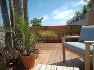 Cosy Coastal Escape with Seaview Terrace