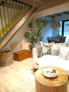 Cosy Coastal Escape with Seaview Terrace