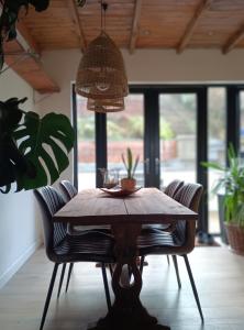 Cosy Coastal Escape with Seaview Terrace