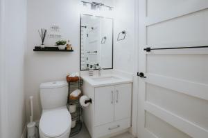 A Gentle Hideaway in the Urban Forest WEST END downtown Vancouver