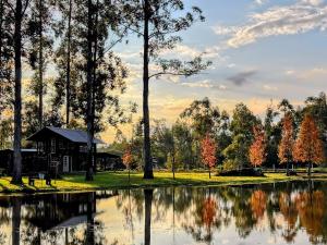 Chalé Celeiro em frente ao lago
