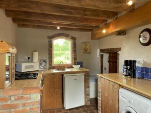 Charmant gîte à Lurcy-Lévis avec climatisation et jardin - FR-1-489-580