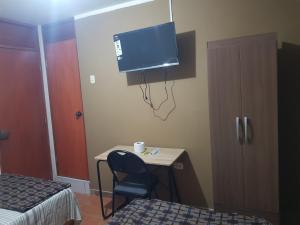 Habitación con doble cama privada en Talara centro