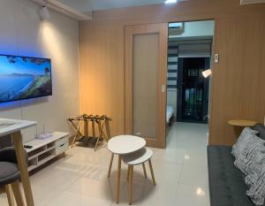 Minimalist Big 1BR Pool View MOA Airport