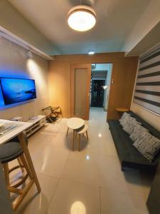 Minimalist Big 1BR Pool View MOA Airport