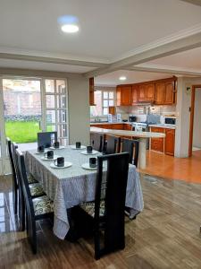 Casa amplia con espacio verde